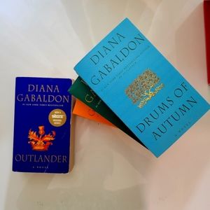 LIKE NEW OUTLANDER BOXED SET